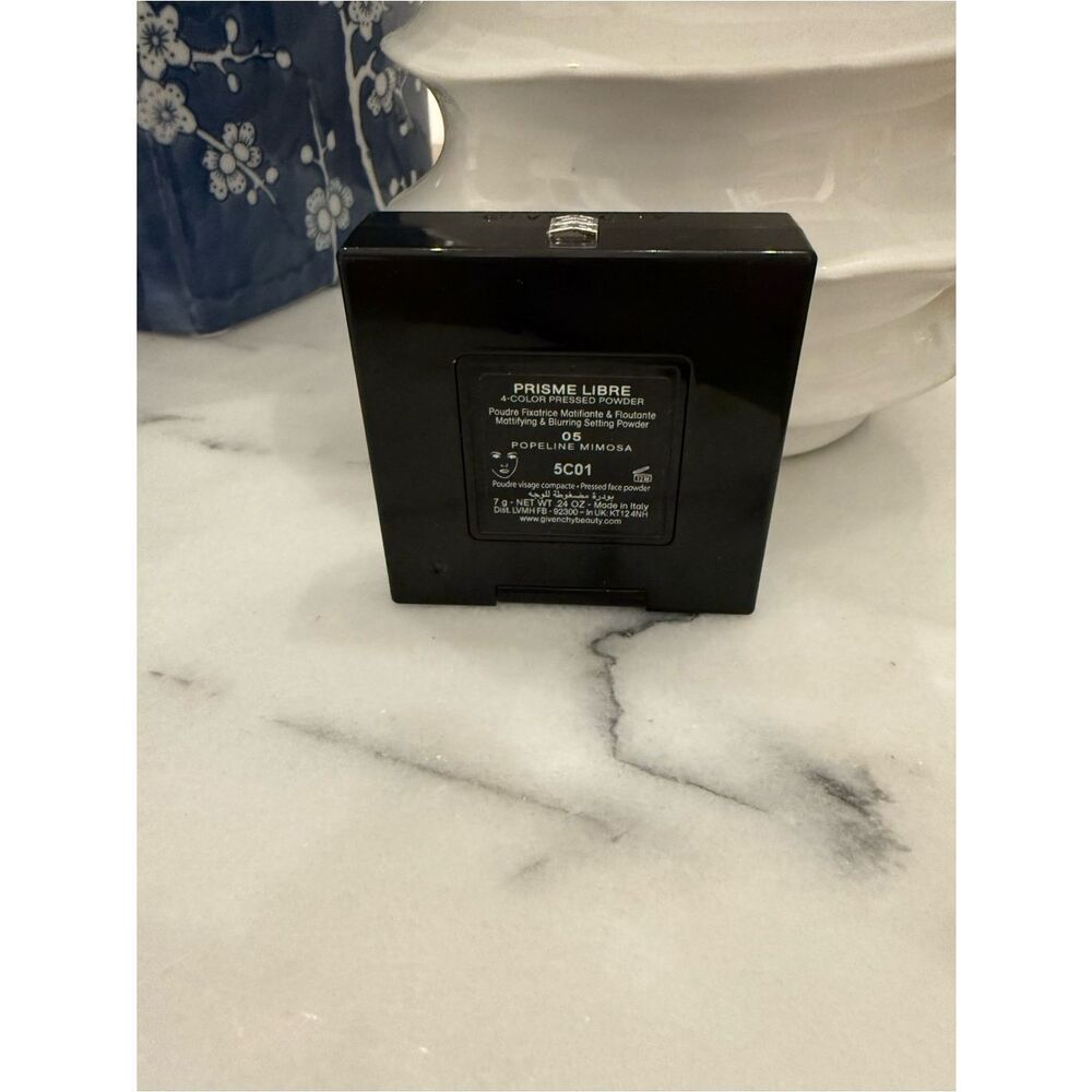 Givenchy
Powder Prisme Libre Blurring & Color-Correcting Matte Pressed - Picture 6 of 6